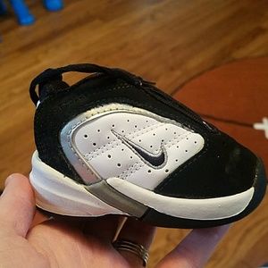 NWOT. Infant Nike shoes. Size 2